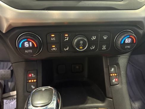 Used 2018 GMC Acadia SLE AWD/4WD image 20