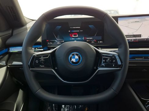 Used 2026 BMW i5 eDrive40 w/ Premium Package RWD image 19
