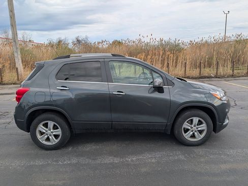 Used 2018 Chevrolet Trax LT w/ LT Convenience Package image 9
