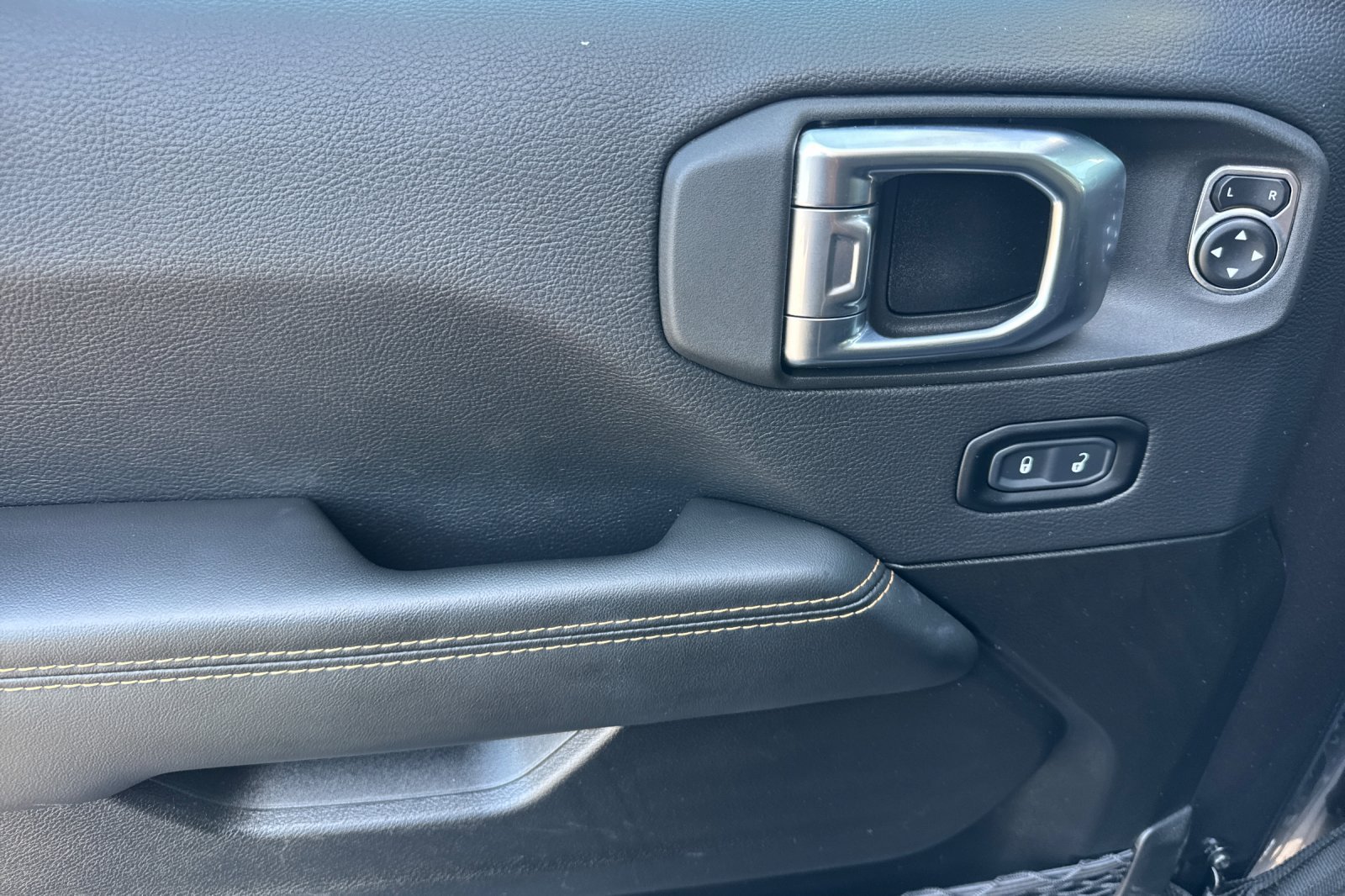 Used 2025 Jeep Wrangler Unlimited Sahara AWD/4WD image 11
