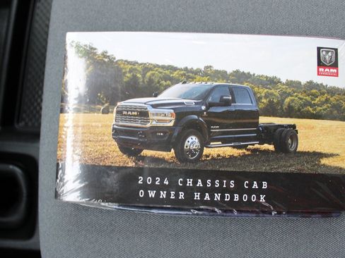 Used 2024 RAM 5500 Tradesman w/ Chrome Appearance Group AWD/4WD image 36