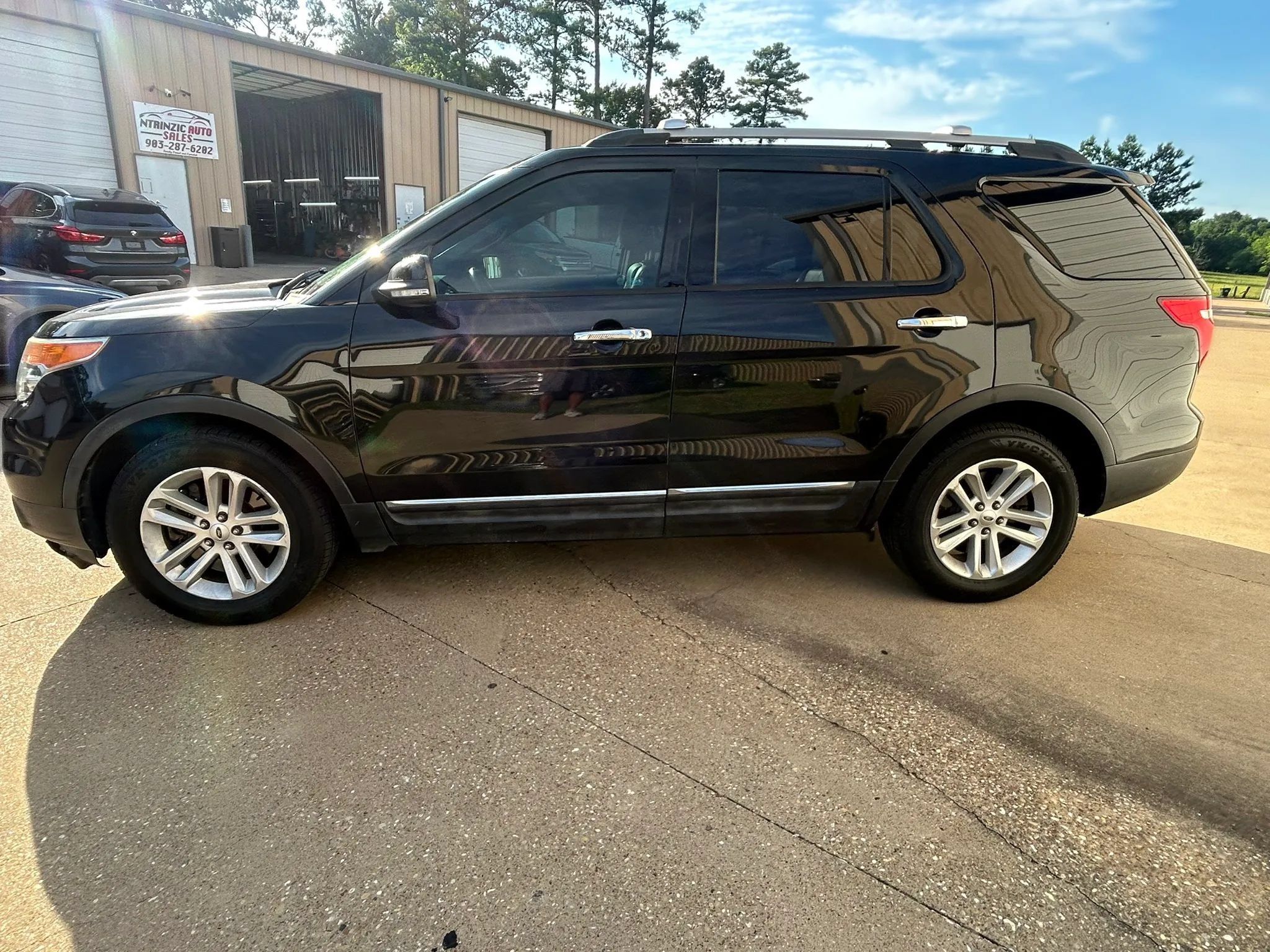 Used 2014 Ford Explorer XLT w/ Equipment Group 202A FWD image 2