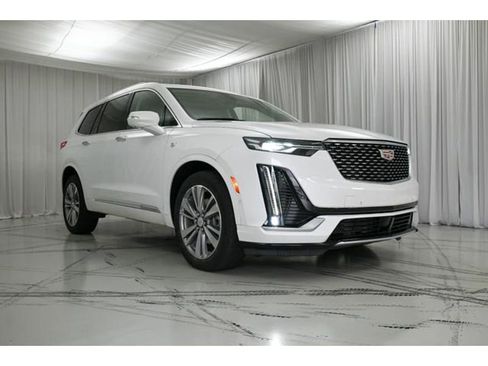 Used 2022 Cadillac XT6 Premium Luxury w/ Technology Package image 2