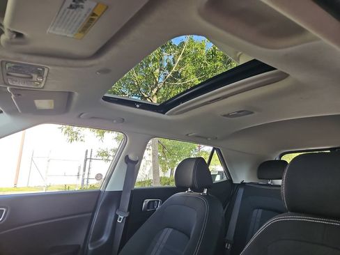 Used 2025 Hyundai Venue SEL FWD image 22