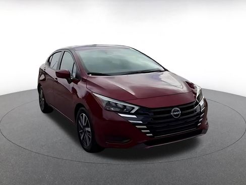 Used 2025 Nissan Versa SV image 3