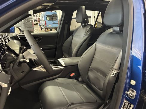 Used 2025 Mercedes-Benz GLC 300 4MATIC image 11