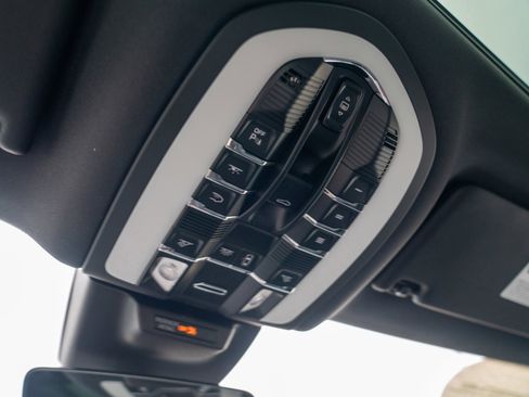 Certified 2025 Porsche Macan AWD/4WD image 21