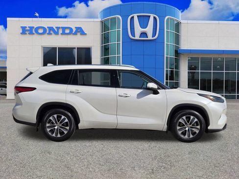 Used 2021 Toyota Highlander XLE FWD image 2