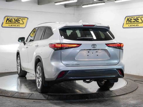Used 2022 Toyota Highlander Limited AWD/4WD image 2