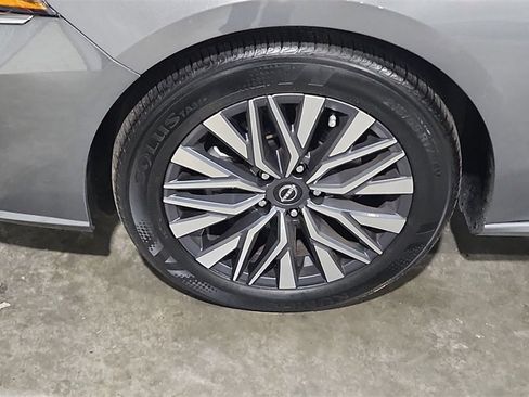 Used 2025 Nissan Altima 2.5 SV image 14