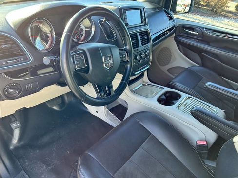 Used 2019 Dodge Grand Caravan SXT image 18