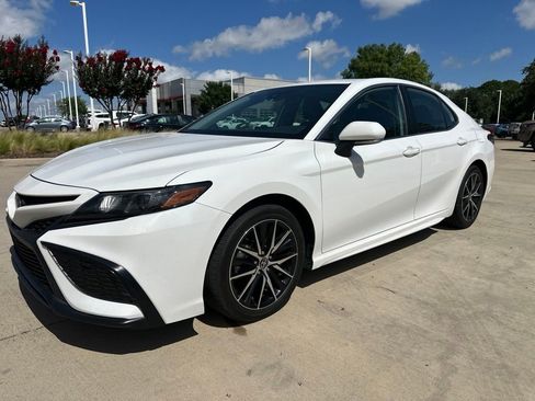 Used 2024 Toyota Camry SE FWD image 16