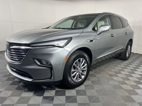 Used 2024 Buick Enclave Essence image 3