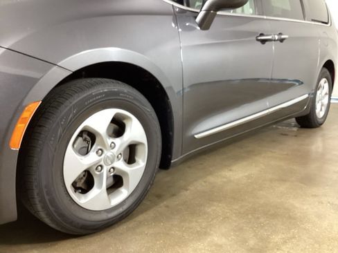 Used 2017 Chrysler Pacifica Touring-L Plus FWD image 2