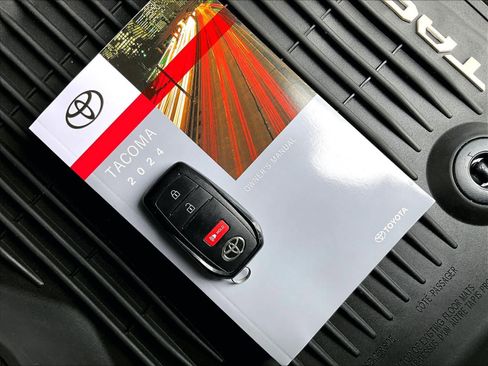 Used 2024 Toyota Tacoma TRD Sport w/ TRD Sport Upgrade Package image 31