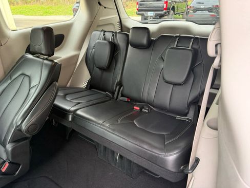 Used 2024 Chrysler Pacifica Touring-L image 6