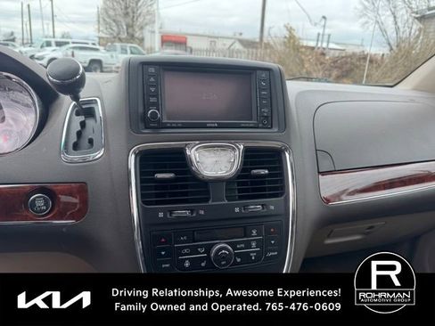 Used 2012 Chrysler Town & Country Limited w/ Luxury Group image 12