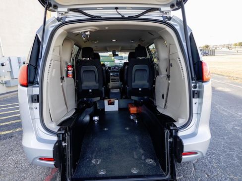 Used 2022 Chrysler Voyager LX image 21