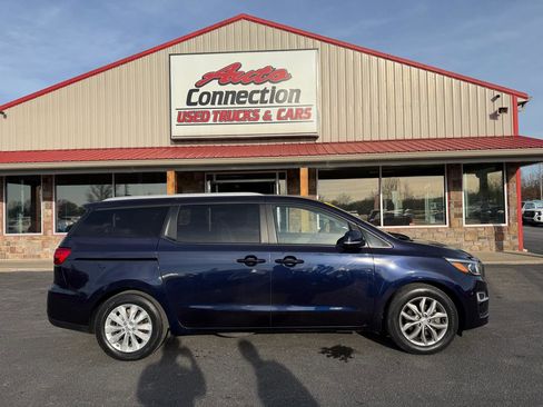 Used 2021 Kia Sedona EX image 3