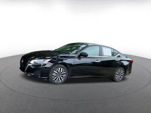 Used 2025 Nissan Altima 2.5 SV FWD image 8