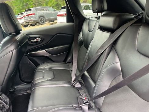 Used 2019 Jeep Cherokee Latitude Plus w/ Comfort/Convenience Group FWD image 13