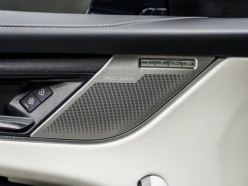 Used 2023 Jaguar F-PACE R-Dynamic S image 32