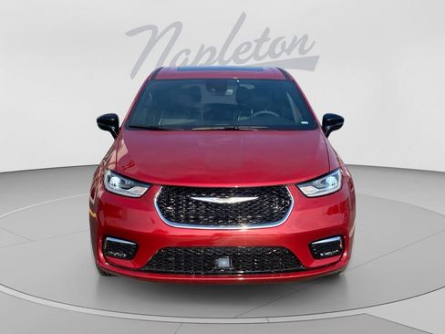 Used 2026 Chrysler Pacifica Limited FWD image 9