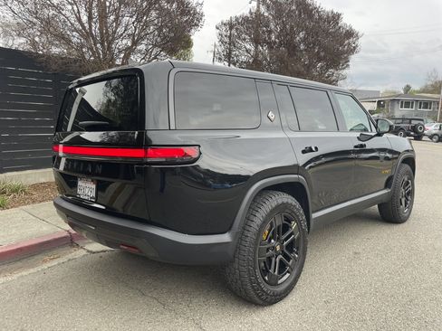 Used 2025 Rivian R1S Premium image 4