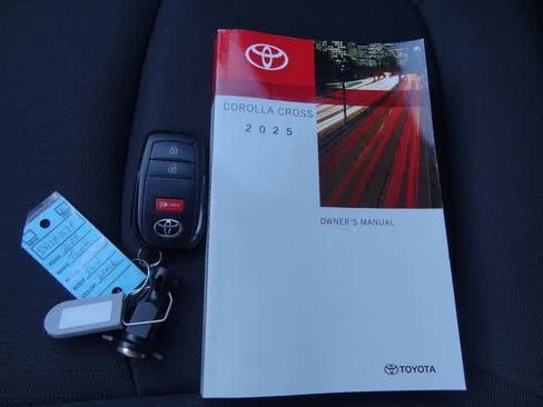 Used 2025 Toyota Corolla Cross LE image 30