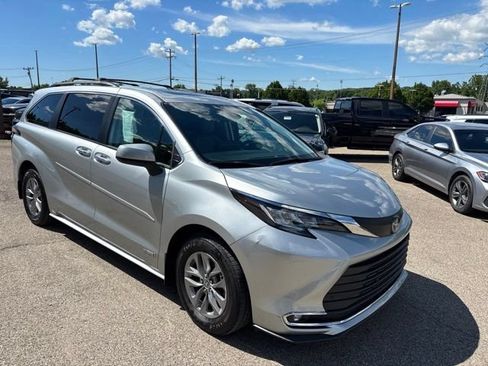 Used 2021 Toyota Sienna XLE FWD image 3