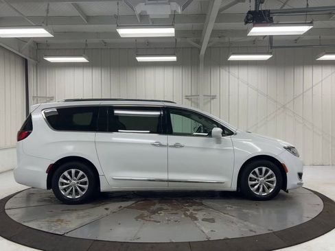 Used 2018 Chrysler Pacifica Touring-L FWD image 9