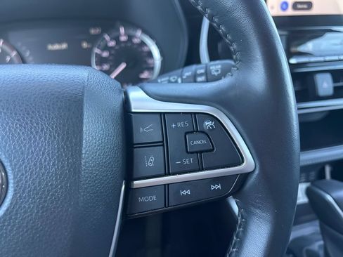 Used 2024 Toyota Highlander LE AWD/4WD image 26