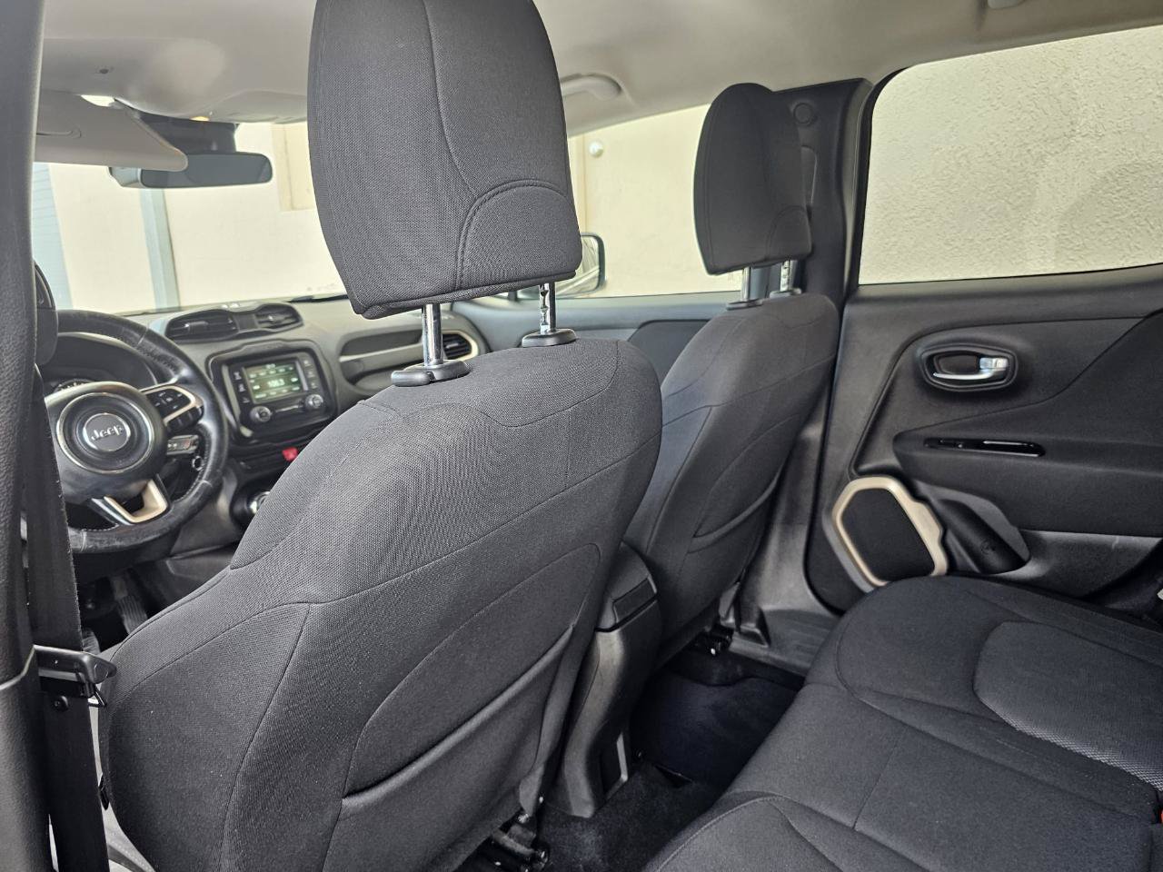 Used 2015 Jeep Renegade Latitude FWD image 27