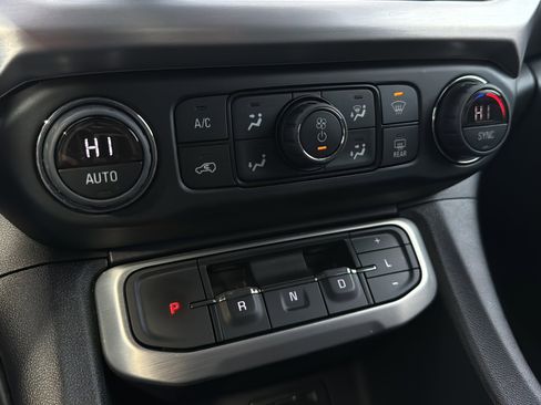 Used 2023 GMC Acadia SLT image 18