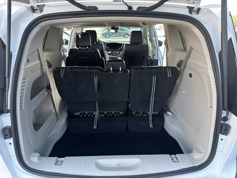 Used 2024 Chrysler Pacifica Touring-L FWD image 9