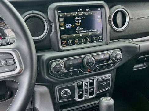 Used 2018 Jeep Wrangler Unlimited Sahara AWD/4WD image 15