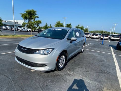 Used 2023 Chrysler Voyager LX FWD image 3