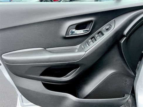 Used 2018 Chevrolet Trax LT w/ LT Convenience Package image 19