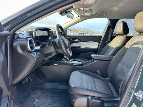 Used 2025 Chevrolet Trax LT w/ LT Convenience Package image 19