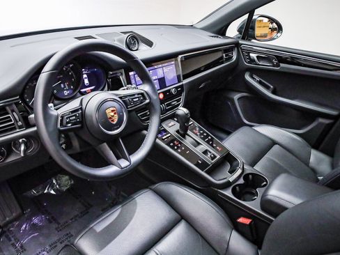 Used 2025 Porsche Macan image 4