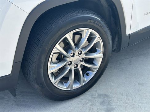 Used 2021 Jeep Cherokee Latitude Lux image 9