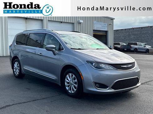 Used 2018 Chrysler Pacifica Touring-L FWD image 1