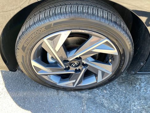 Used 2025 Hyundai Elantra Limited image 30