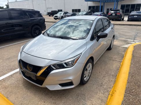 Used 2021 Nissan Versa S FWD image 3