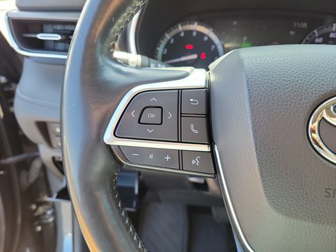 Used 2021 Toyota Highlander Limited FWD image 25