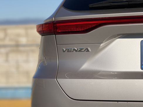 Used 2021 Toyota Venza Limited image 13