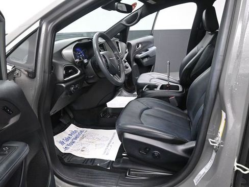Used 2025 Chrysler Pacifica Select image 28