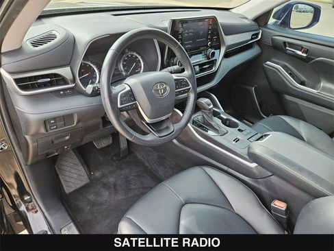Used 2022 Toyota Highlander XLE image 13