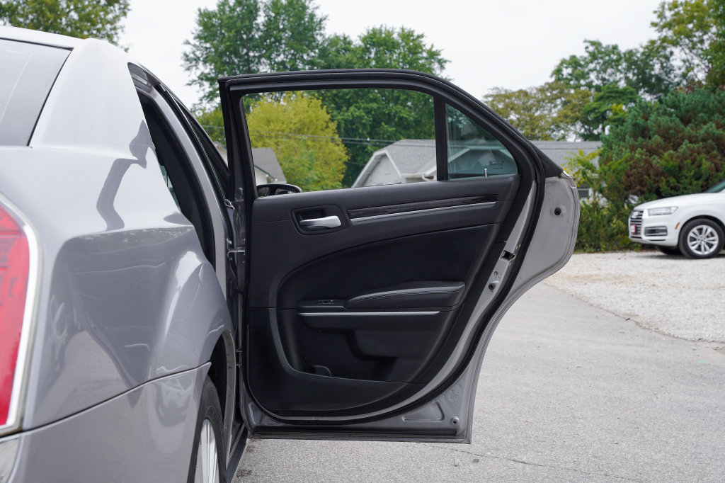 Used 2014 Chrysler 300 C AWD/4WD image 32