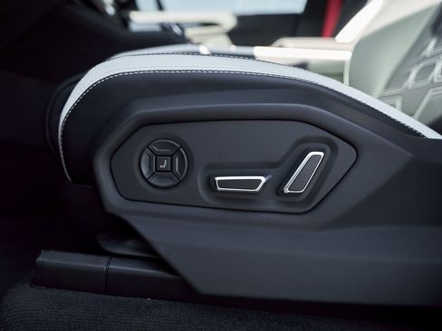 Used 2025 Lamborghini Urus SE image 35